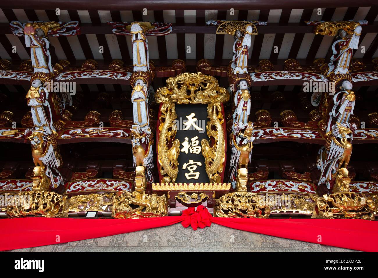 La plaque du temple Thian Hock Keng est affichée sur le dessus des poutres d'entrée. Le temple est dédié à Mazu, la déesse chinoise de la mer. Singapour. Banque D'Images