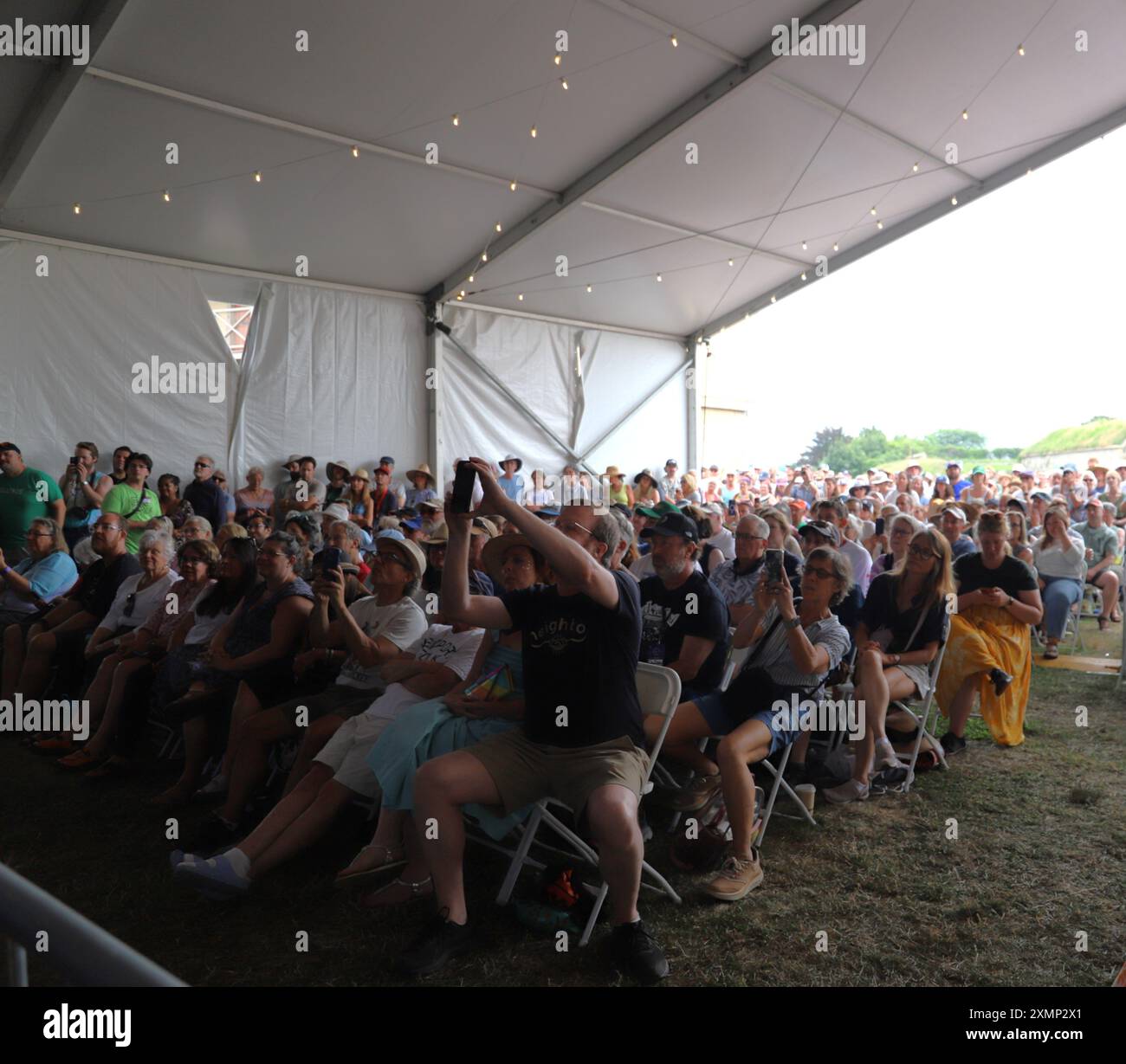 Newport, RI 28 juillet 2024. Les fans du Newport Folk Festival regardent le Taj Mahal se produire sur la scène Harbor au parc Fort Adams. @ Veronica Bruno / Alamy Banque D'Images