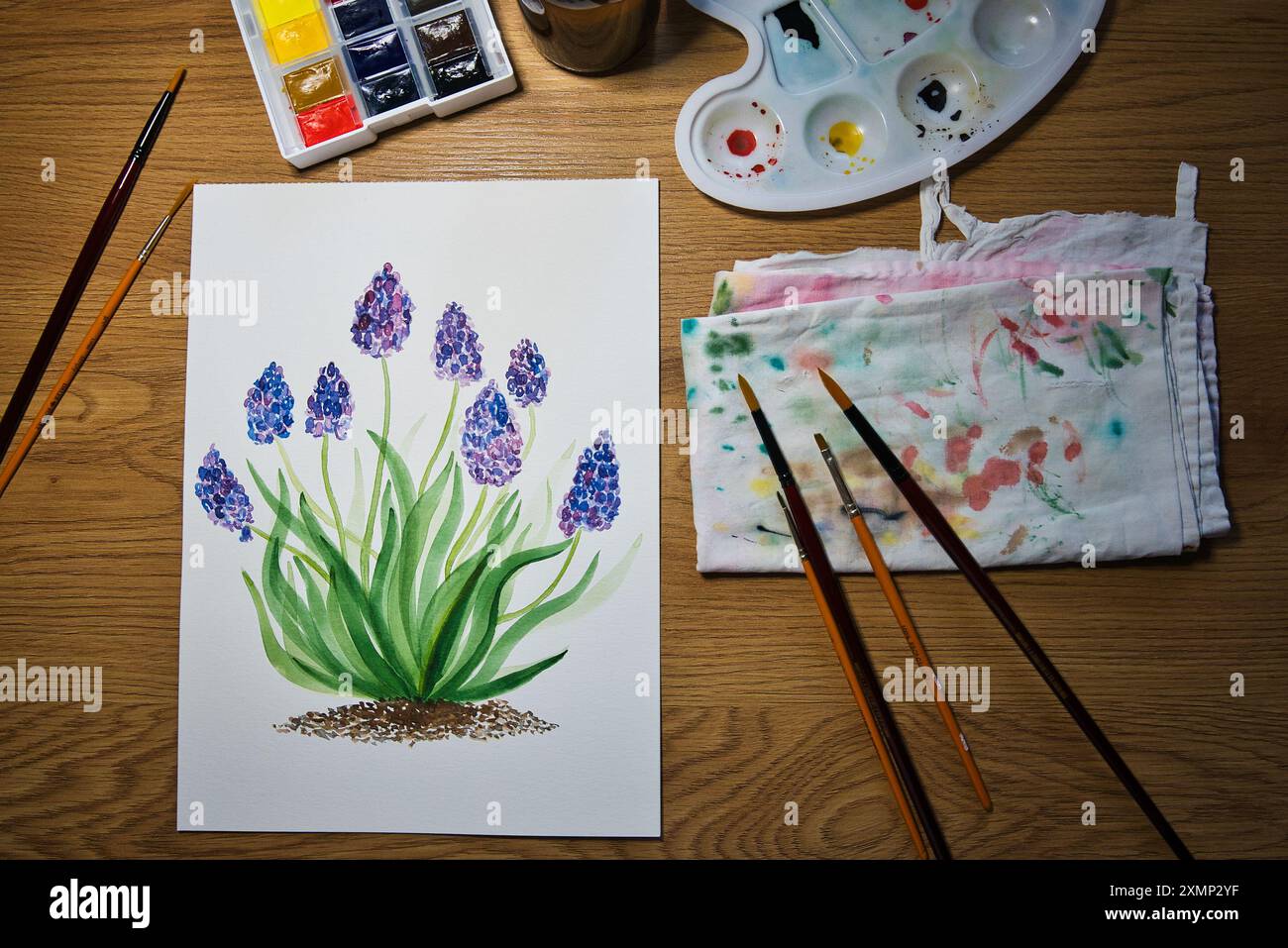 Un espace de travail d'artiste accueillant avec une peinture à l'aquarelle vibrante de fleurs en cours. Illustration, créativité, techniques artistiques, artistiques. Banque D'Images