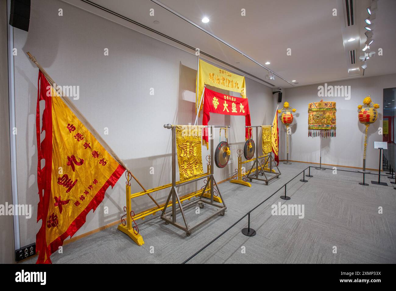 Le jaune symbolise la présence des neuf Dieux empereurs dans le temple et le site du festival, exposition des neuf Dieux empereurs. Singapour. Banque D'Images