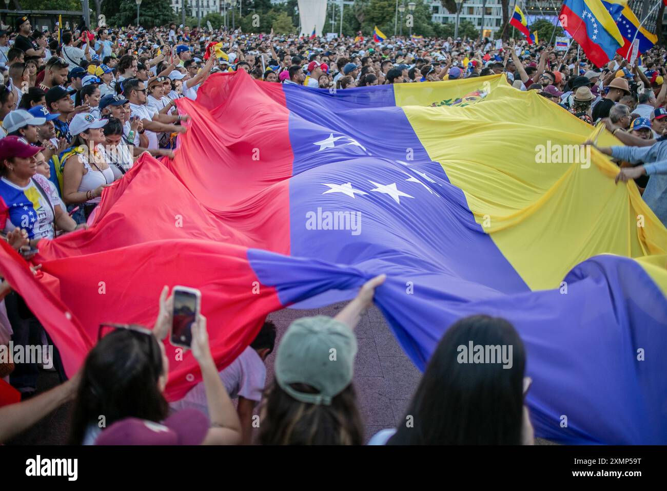 Madrid, Espagne. 28 juillet 2024. Les résidents vénézuéliens portent un drapeau géant lors d’un rassemblement. Les Vénézuéliens vivant en Espagne se sont réunis sous le slogan "élevons notre voix pour le changement au Venezuela", à l'occasion des élections présidentielles vénézuéliennes et en soutien à Edmundo Gonzalez et Maria Corina Machado. (Photo de David Canales/SOPA images/SIPA USA) crédit : SIPA USA/Alamy Live News Banque D'Images