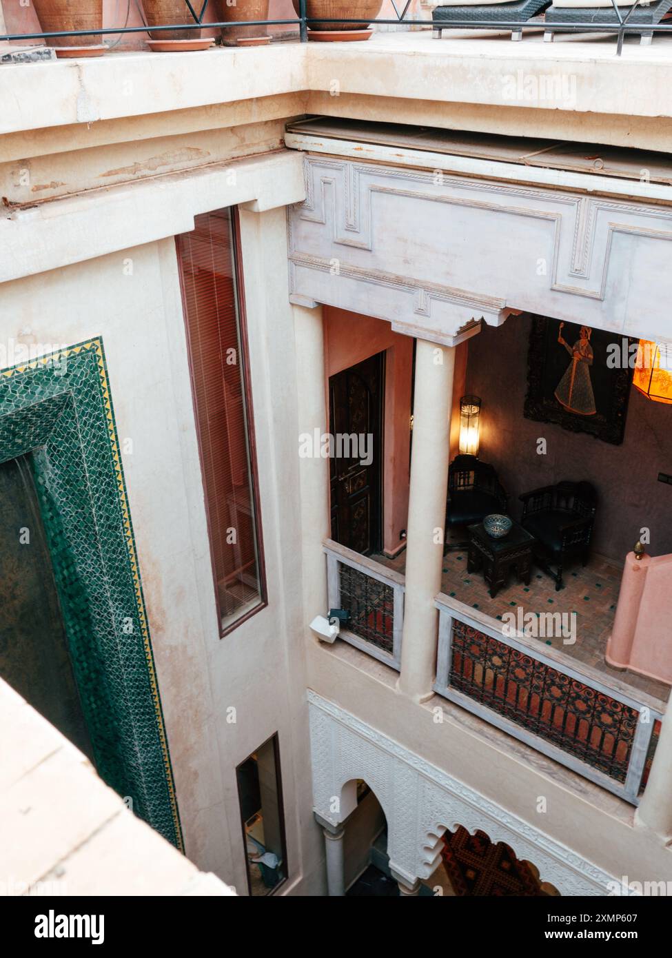 Vue en angle élevé d'un riad marocain traditionnel avec une architecture complexe, un coin salon confortable et un beau décor, mettant en valeur le riche héritage culturel Banque D'Images