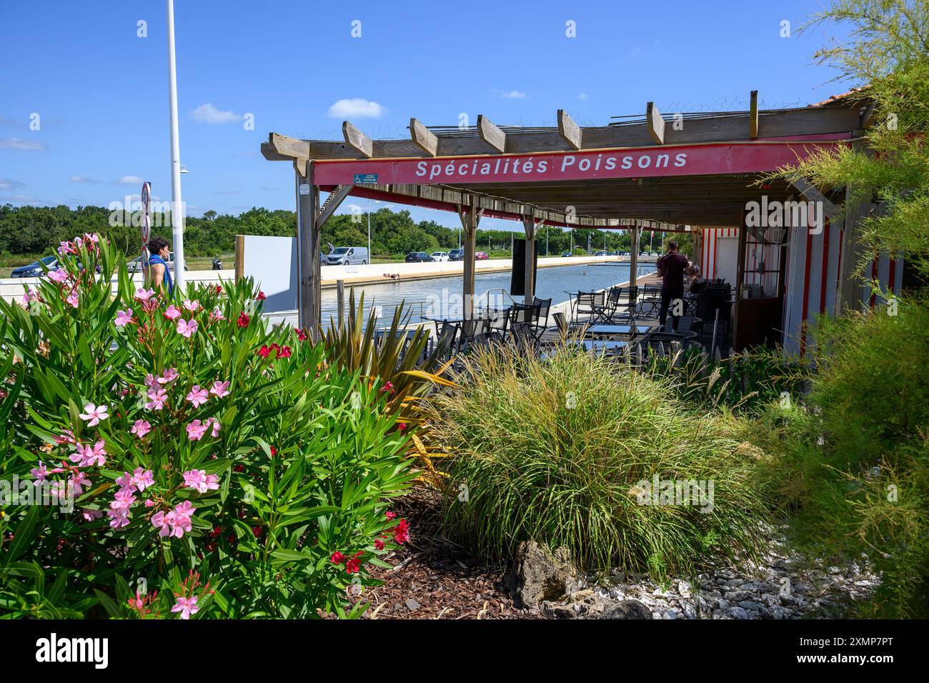 Audenge, Baie d'Arcachon, France. Un restaurant de spécialités de poisson est situé au bord de la plus grande piscine d'eau de mer en plein air d'Europe. Banque D'Images