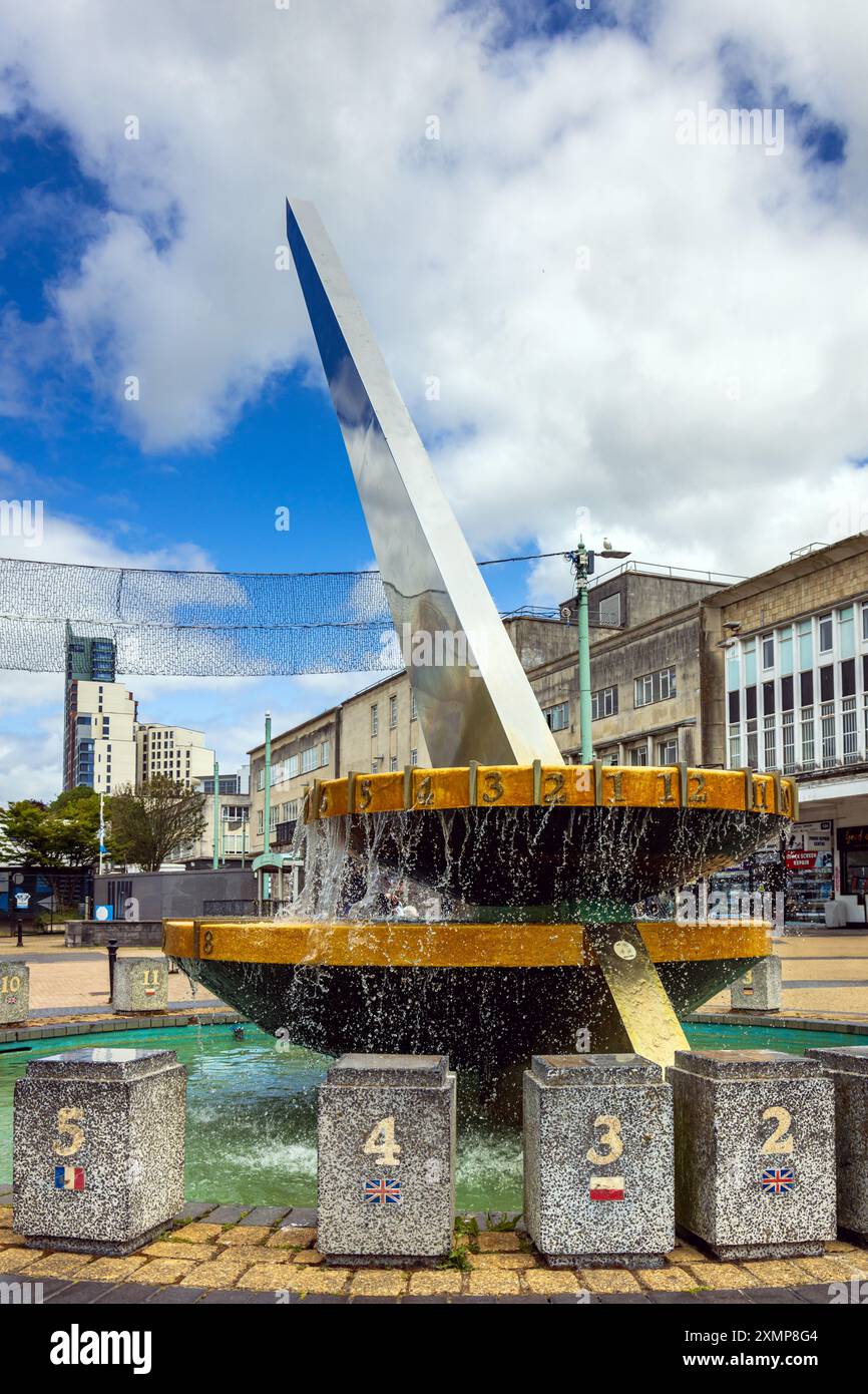 La fontaine d'eau à cadran solaire dans le centre-ville de Plymouth, officiellement connue sous le nom d'Armada Dial, Devon, Royaume-Uni Banque D'Images