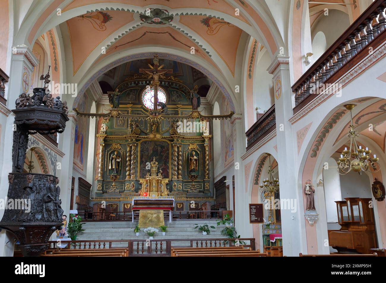 BEAUFORT, ALPES DU NORD, FRANCE - 1er JUILLET 2024 : L'intérieur de l'église Sainte Maxime de Beaufort, Beaufortain, Savoie, et sa chaire en bois sculpté Banque D'Images