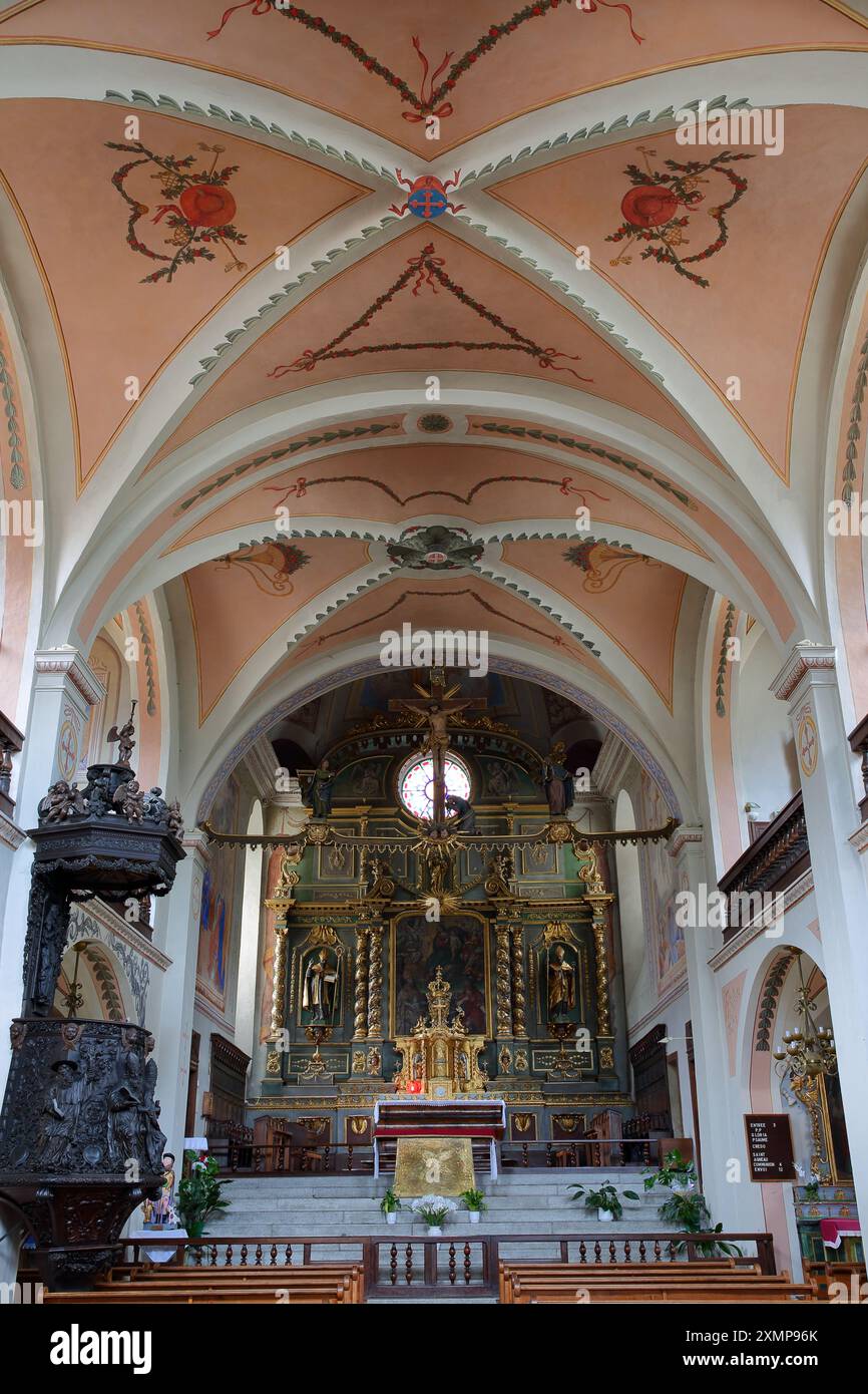 BEAUFORT, ALPES DU NORD, FRANCE - 1er JUILLET 2024 : L'intérieur de l'église Sainte Maxime de Beaufort, Beaufortain, Savoie, et sa chaire en bois sculpté Banque D'Images