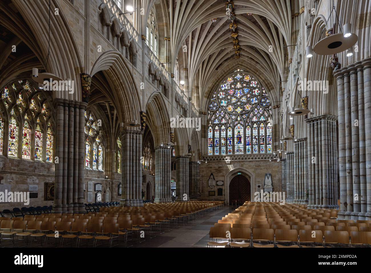 La cathédrale d'Exeter, en Angleterre, abrite de magnifiques vitraux, dont certains datent de 1304. Banque D'Images