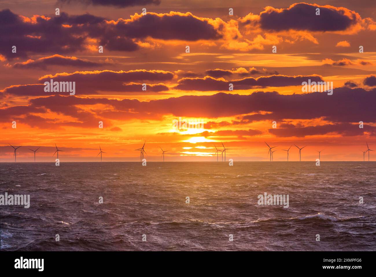 Production d'énergie éolienne renouvelable verte offshore. Lever du soleil sur l'industrie de la décarbonisation des éoliennes pour les énergies renouvelables. Nettoyer en Banque D'Images