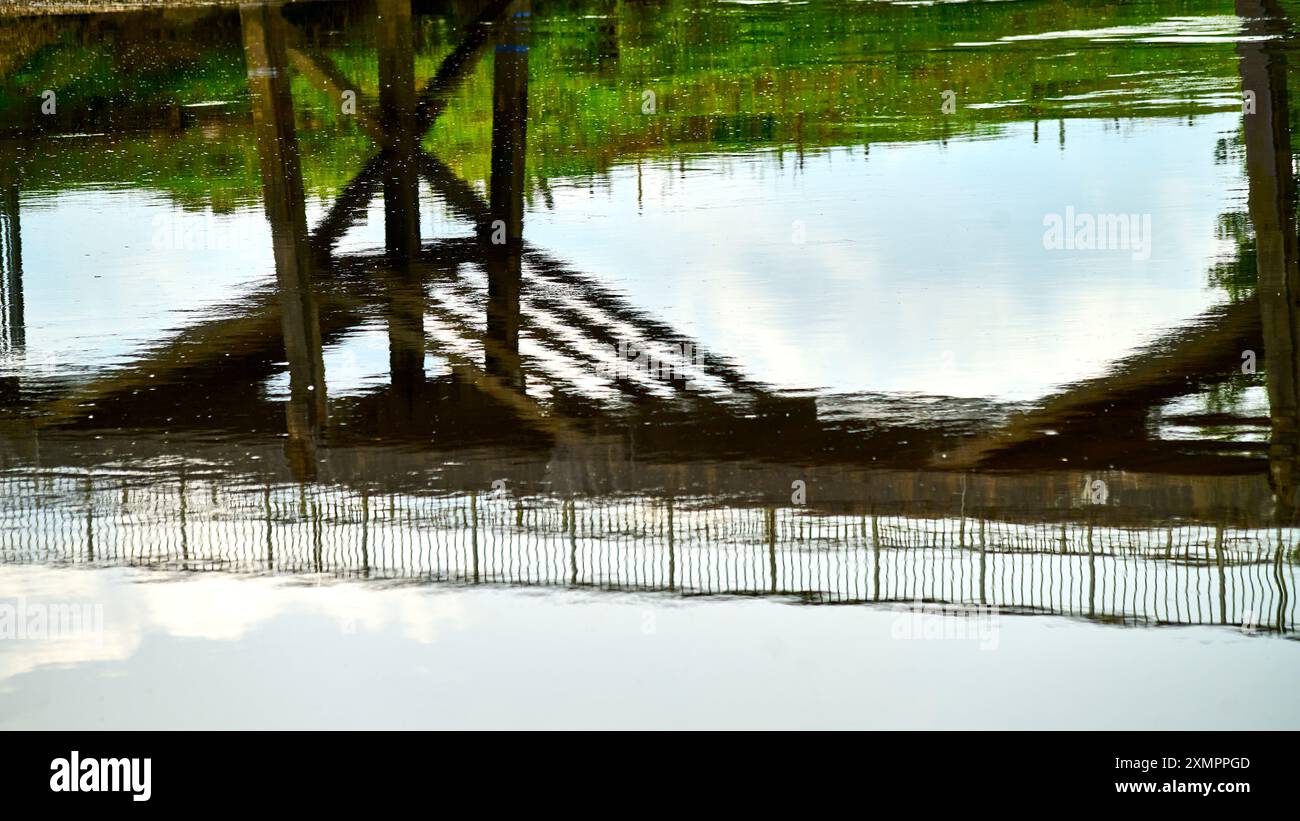 Réflexion de l'ancien pont de tramway dans la rivière Ribble avant le début de la démolition Banque D'Images