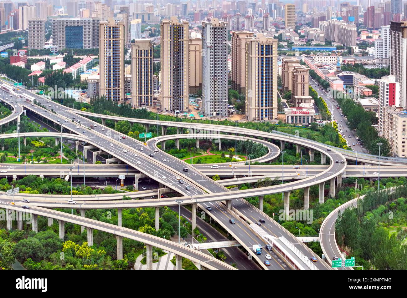 Hohhot, Chine. 29 juillet 2024. Une photo aérienne montre le paysage du passage supérieur de Xingan South Road à Hohhot, Mongolie intérieure, Chine, le 29 juillet 2024. (Photo de Costfoto/NurPhoto) crédit : NurPhoto SRL/Alamy Live News Banque D'Images