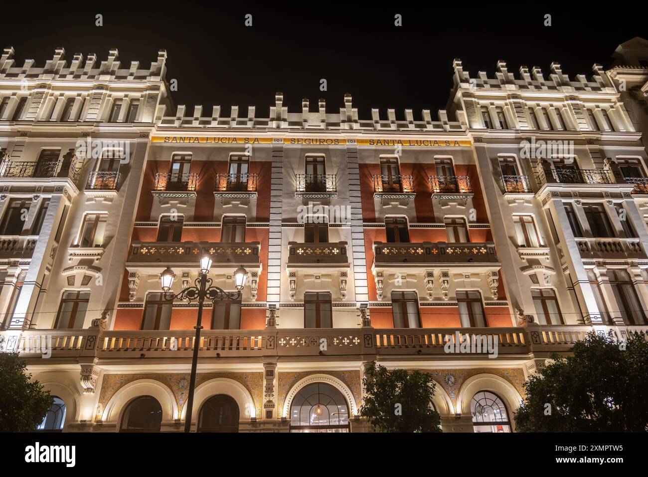 Seguros Santa Lucia bâtiment illuminé la nuit à Séville, Espagne. Bâtiment du siège de la compagnie d'assurance à partir de 1910 sur Constitution Avenue, designe Banque D'Images