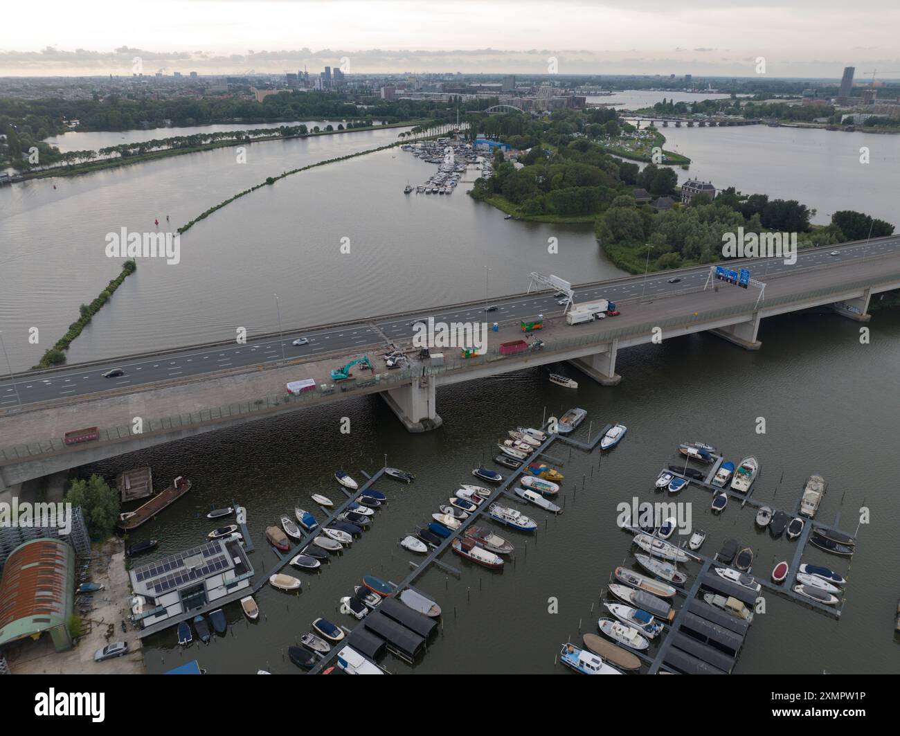 Amsterdam, Hollande du Nord, pays-Bas, 26 juillet 2024 : travaux routiers sur l'autoroute A10 à Amsterdam, causant de nombreux embouteillages. Banque D'Images