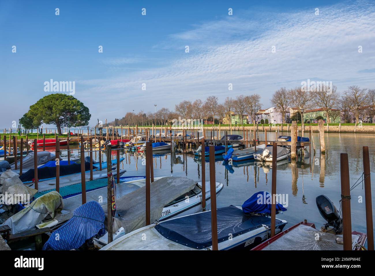 Bateaux dans la marina de l'île de Burano avec vue sur l'île de Mazzorbo dans la lagune vénitienne, Italie. Banque D'Images