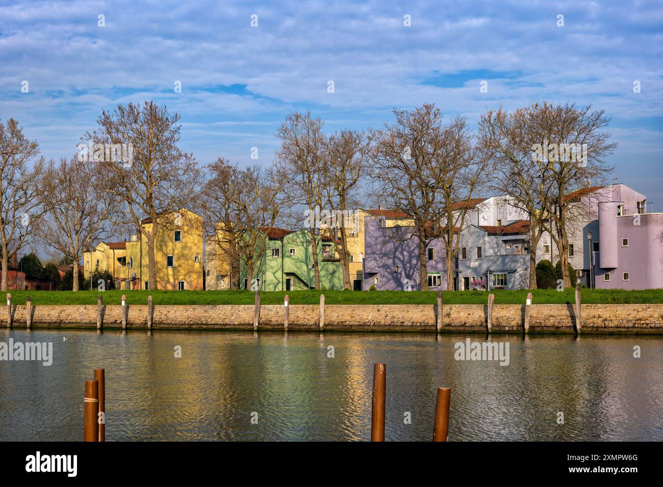 Maisons sur l'île de Mazzorbo dans la lagune vénitienne, au nord de l'Italie. Banque D'Images