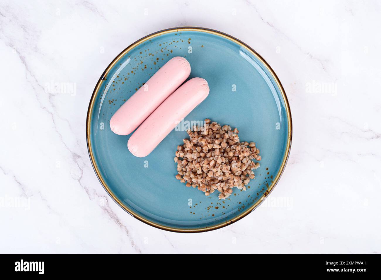 Vue de dessus d'une assiette avec des saucisses et du sarrasin bouilli. Copier l'espace. Banque D'Images