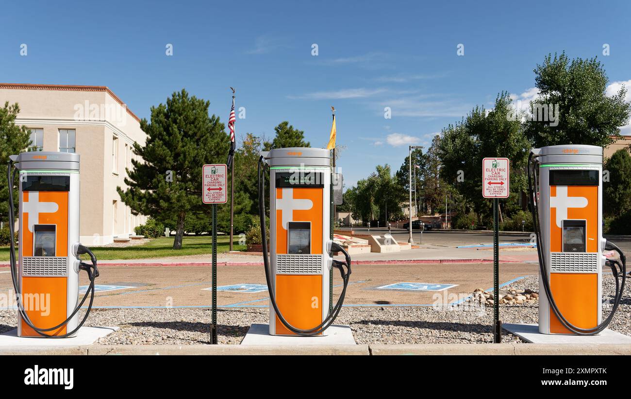 Santa Fe, NM - 24 septembre 2021 : bornes de recharge rapide ChargePoint Express 250 DC. Banque D'Images