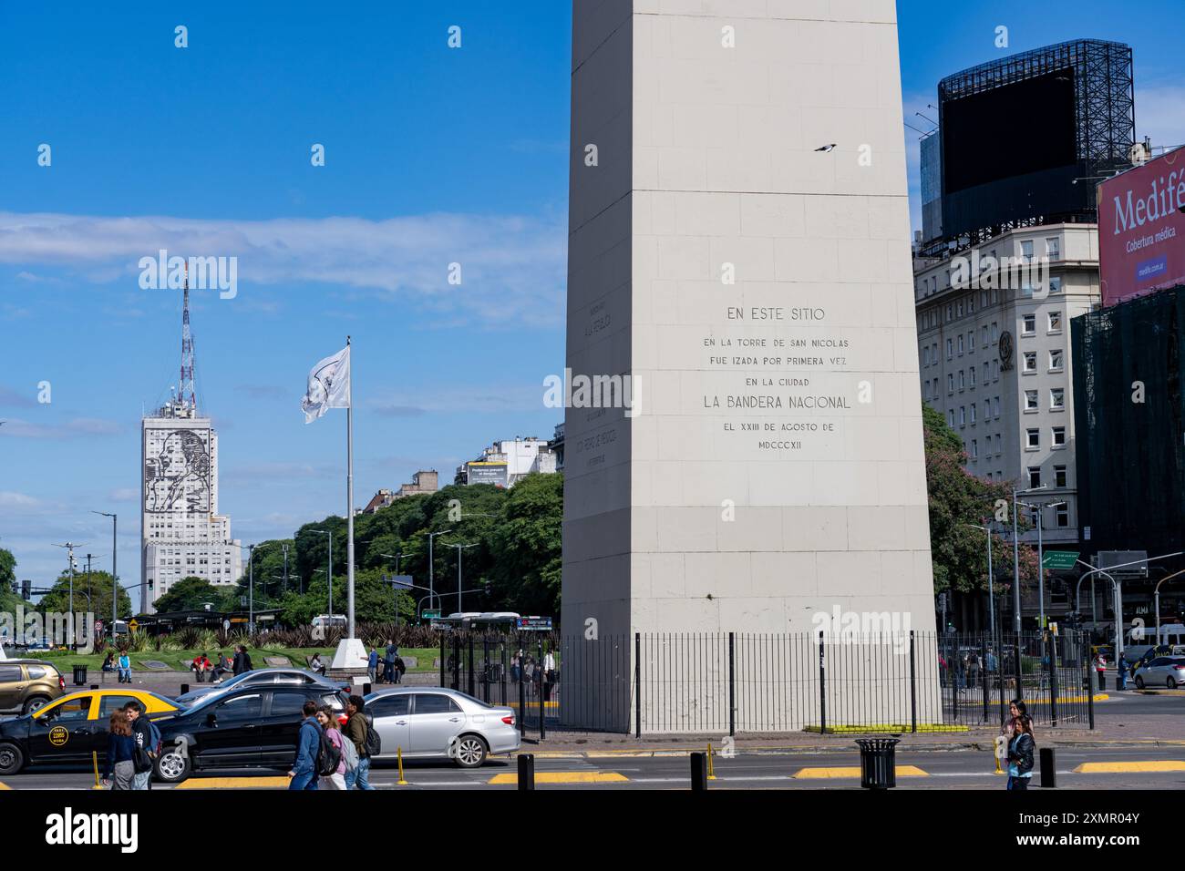 L'obélisque de Buenos AIrésine la place de la République à Buenos Aires, Argentine. Derrière se trouve la murale métallique d'Eva Peron sur le ministère de la santé Banque D'Images