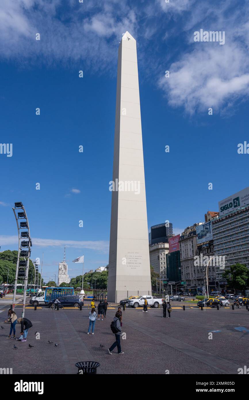 L'obélisque de Buenos AIrésine la place de la République à Buenos Aires, Argentine. Derrière se trouve la murale métallique d'Eva Peron sur le ministère de la santé Banque D'Images