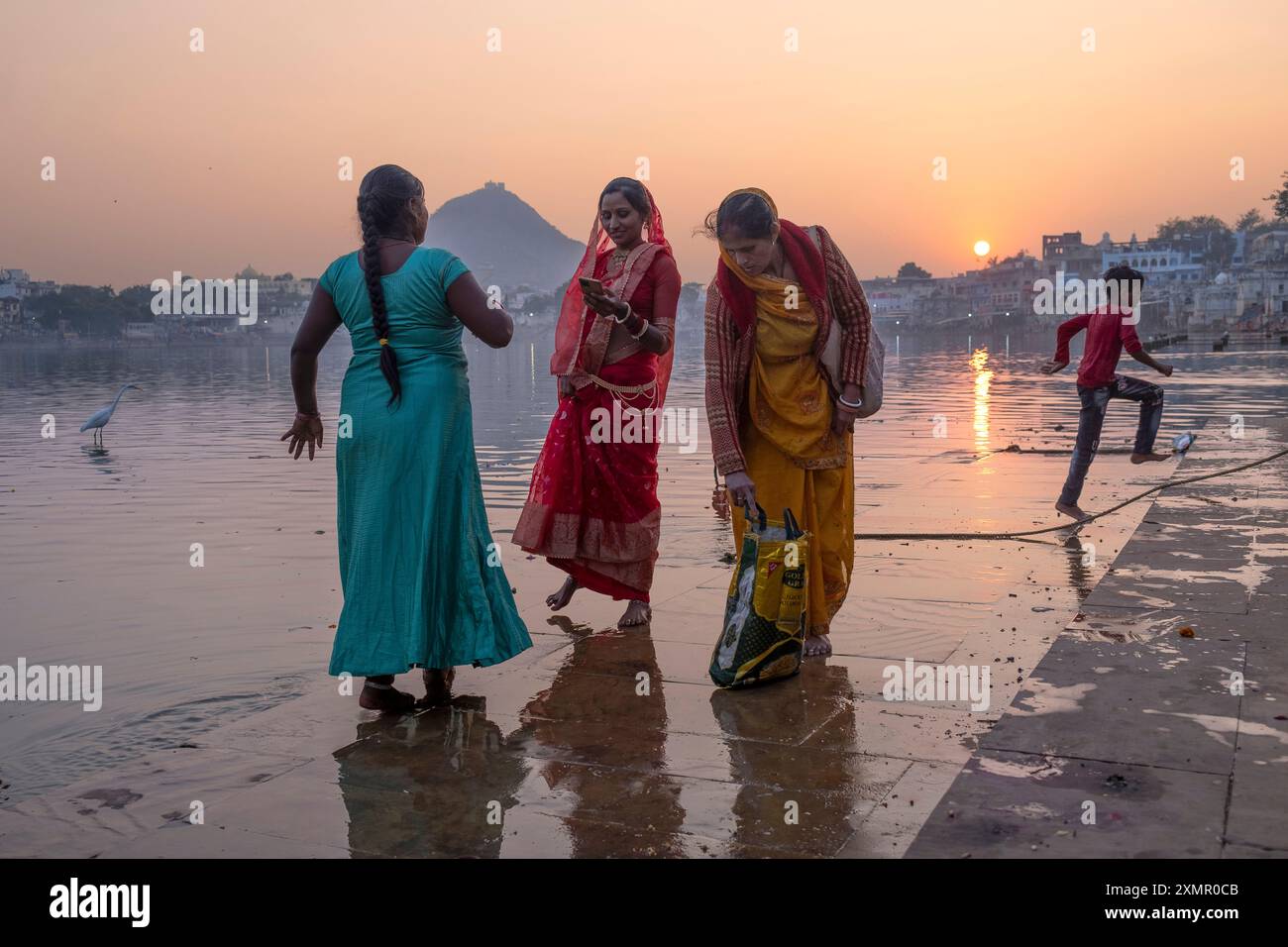 Les femmes pèlerines allument des bougies le long du Saint lac Puskhar pendant la Foire aux chameaux de Pushkar, Pushkar, Rajasthan, Inde, Asie Banque D'Images