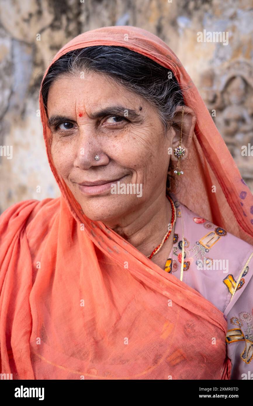 Femme dans le sari traditionnel arrive à baigner ghat le long du lac sacré Puskar, pendant Puskar Camel Fair, Puskar, Rajasthan, Inde, Asie Banque D'Images