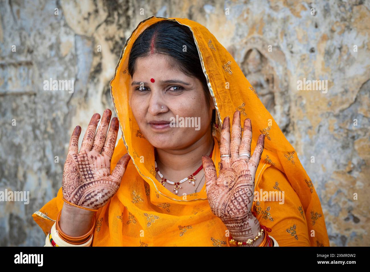 Femme dans le sari traditionnel et le henné arrive à baigner ghat le long du lac sacré Puskar, pendant Puskar Camel Fair, Puskar, Rajasthan, Inde, Asie Banque D'Images