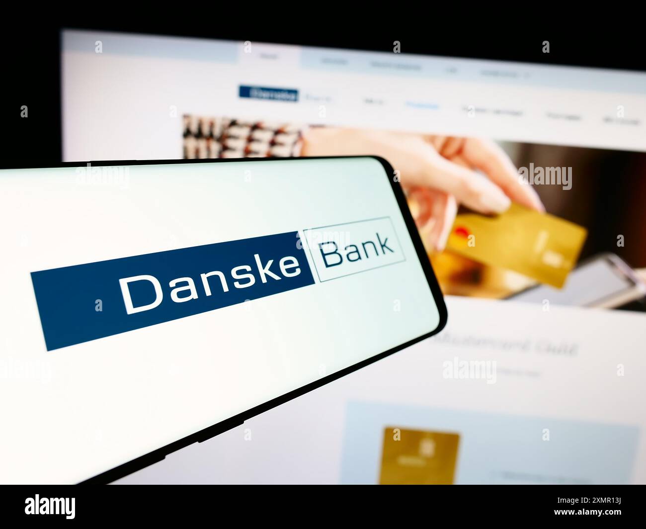 Téléphone portable avec le logo de la société danoise de services financiers Danske Bank EN face du site Web de l'entreprise. Mettez l'accent sur le centre-gauche de l'écran du téléphone. Banque D'Images