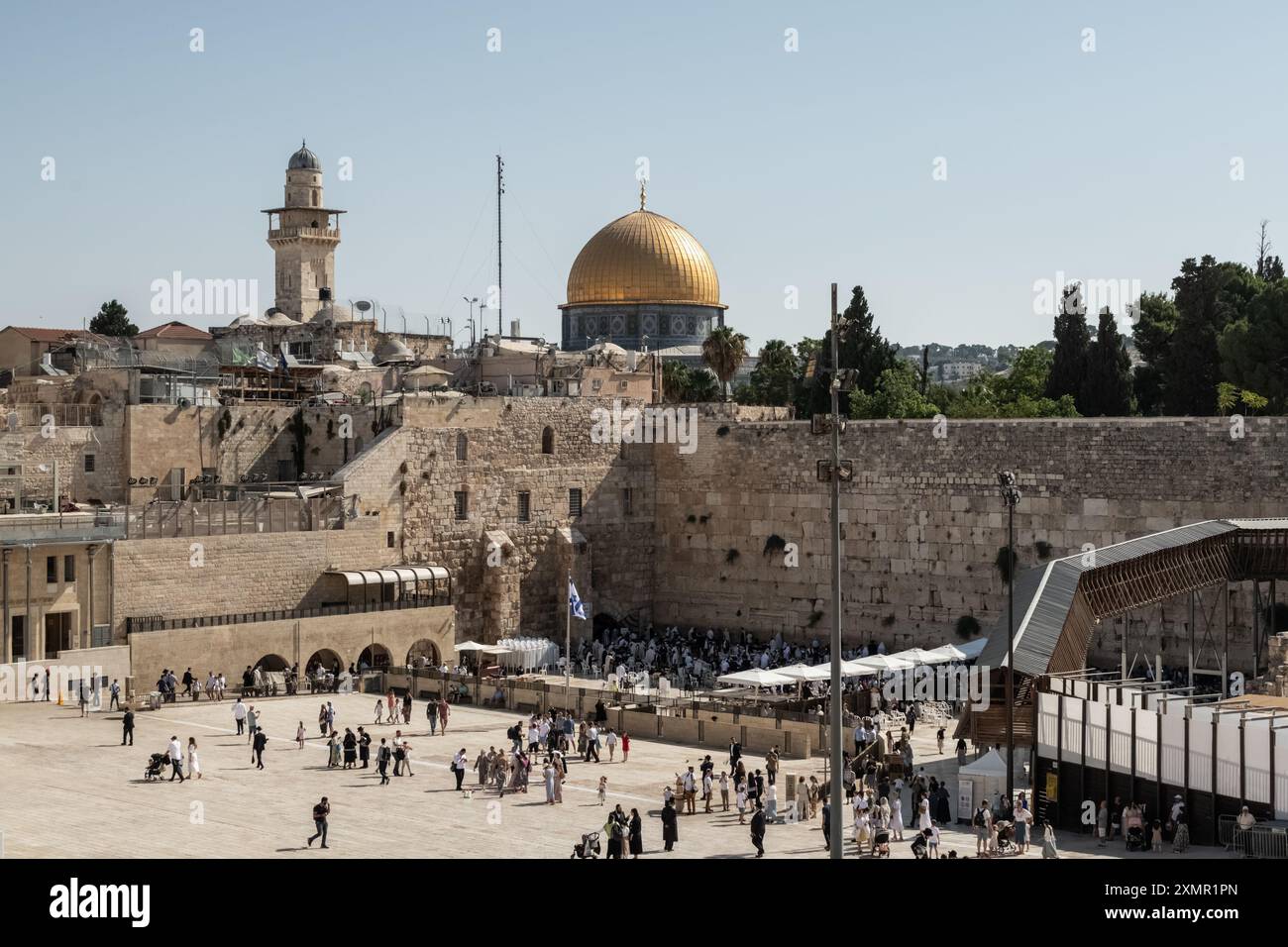 Vue générale du mur occidental. Le mur occidental, également connu sous le nom de mur des lamentations à l'Ouest et mur d'Al Buraq dans l'Islam, est une destination de pèlerinage pour les croyants juifs. Situé dans la vieille ville de Jérusalem, il fait partie du mur de soutènement du Mont du Temple. Une cloison métallique divise la zone en deux : les hommes à gauche et les femmes à droite. Tout au long de la journée, les croyants juifs visitent le site pour prier, lire les livres sacrés de la Torah et laisser une note de papier à l’intérieur des fissures du mur. Toute la zone est surveillée par des soldats israéliens. Banque D'Images