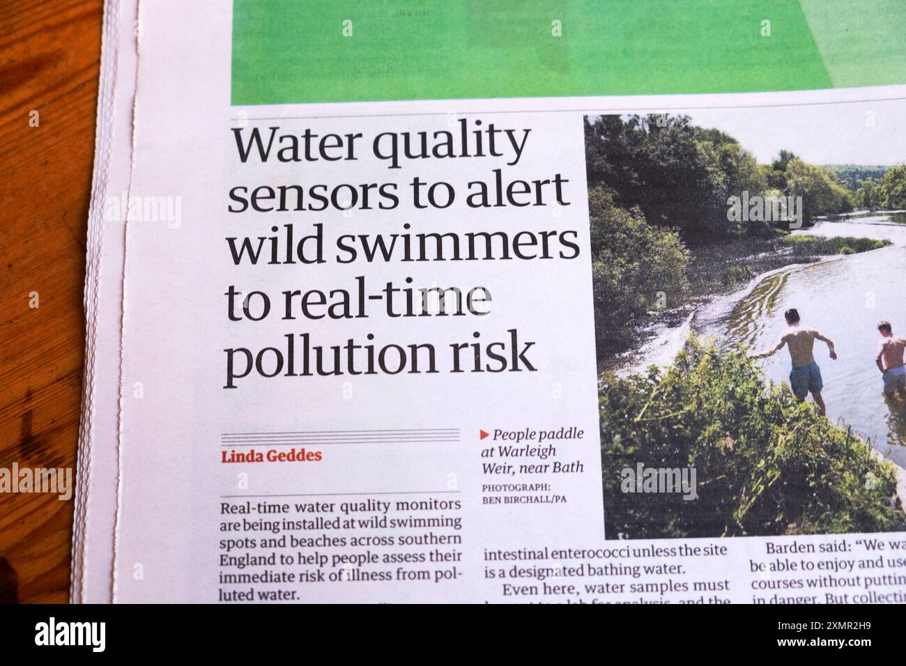 « Capteurs de qualité de l'eau pour alerter les nageurs sauvages du risque de pollution en temps réel » journal Guardian Headline ai article 22 juillet 2024 Londres Angleterre Royaume-Uni Banque D'Images