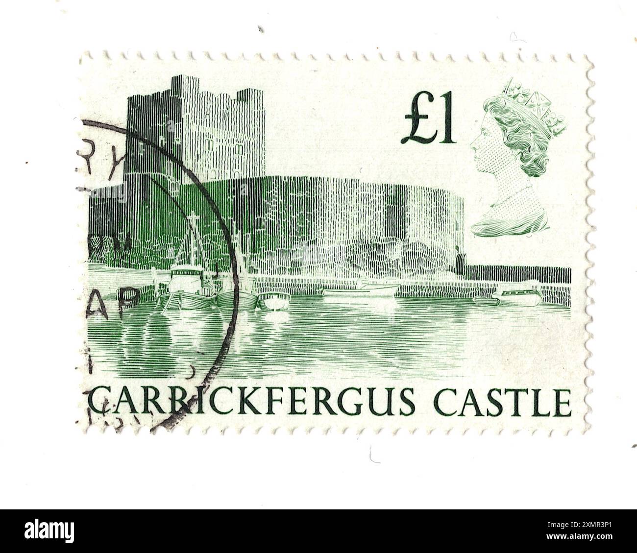 Timbre-poste vintage de la reine Elizabeth II représentant le château de Carrickfergus sur fond blanc. Banque D'Images