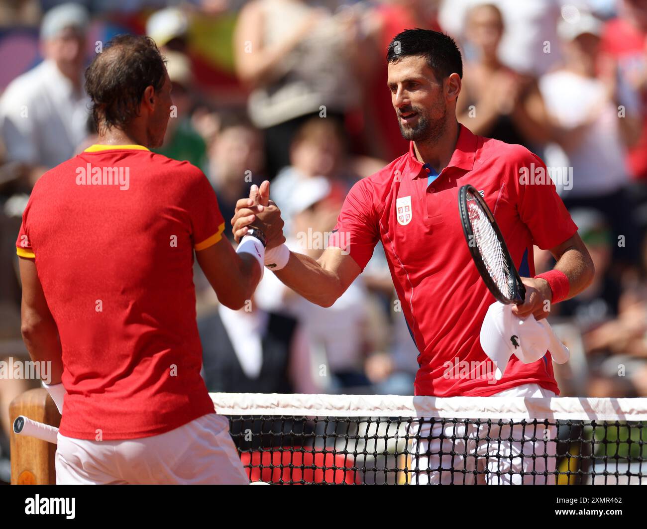 Paris, France. 29 juillet 2024. L'Espagnol Rafael Nadal (à gauche) après avoir perdu le deuxième tour de tennis masculin contre le serbe Novak Djokovic (à droite), à Roland Garros. Au cours du troisième jour des Jeux Olympiques de Paris 2024, Paris, France. Crédit : Isabel Infantes/Alamy Live News Banque D'Images