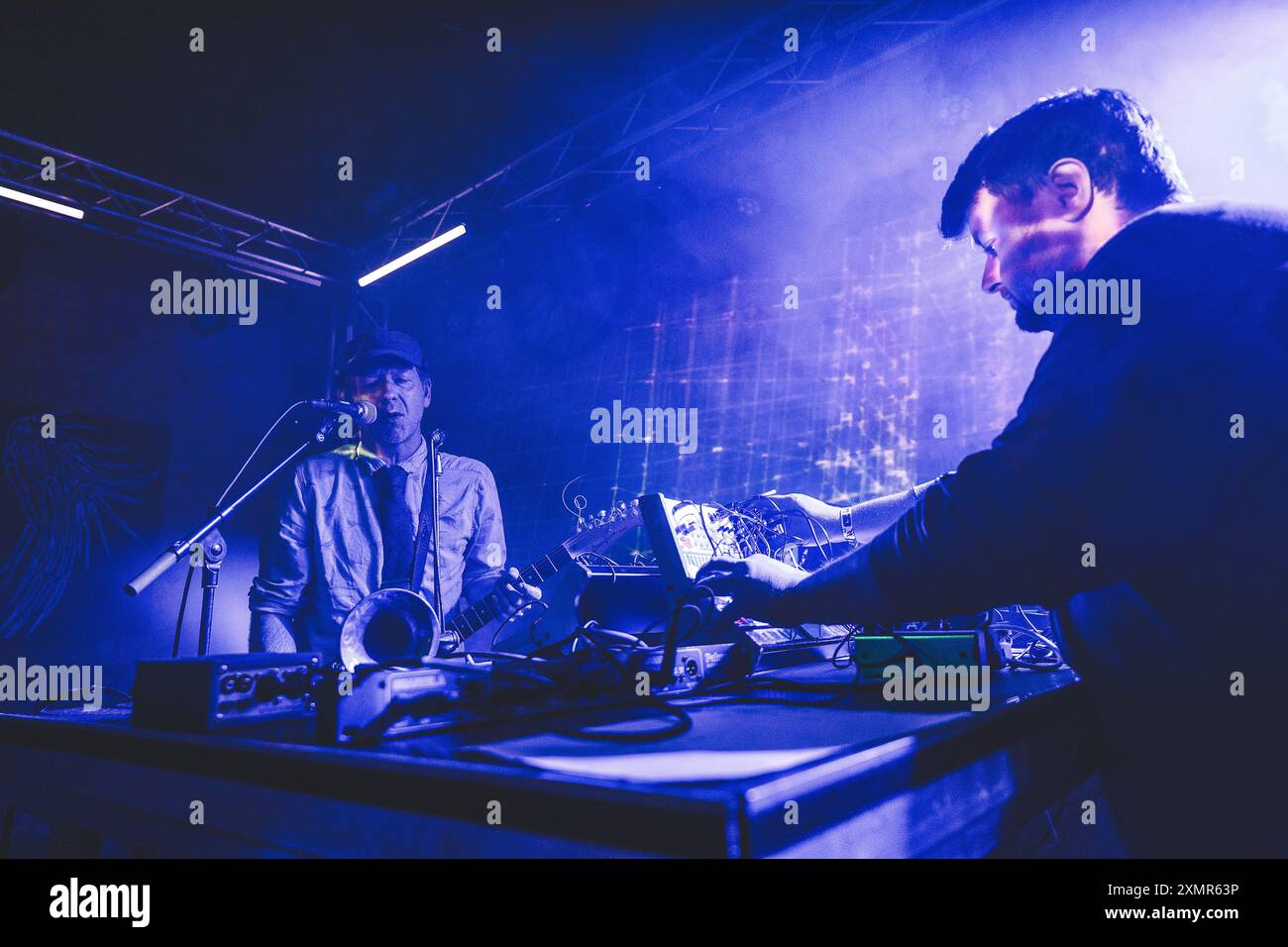 Sydregote, île Féroé. 19 juillet 2024. Le groupe écossais-féroïen James Blames donne un concert en direct lors du festival de musique féroïen G Festival 2024 à Sydregote. Banque D'Images