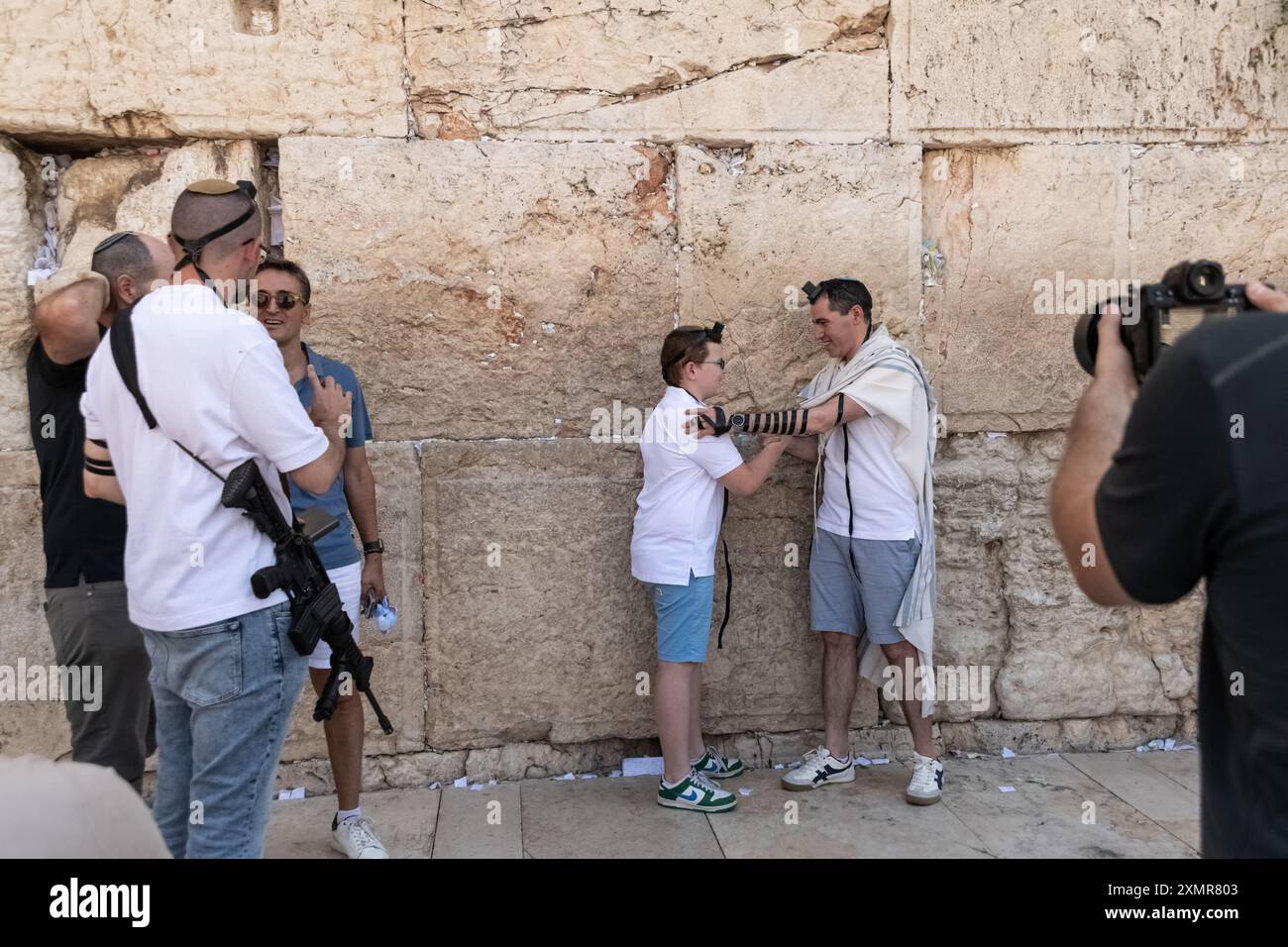 26 juillet 2024, Jérusalem, Israël : des fidèles juifs mâles vus à la fin d'une prière au côté des hommes du mur Occidental. Le mur occidental, également connu sous le nom de mur des lamentations à l'Ouest et mur d'Al Buraq dans l'Islam, est une destination de pèlerinage pour les croyants juifs. Situé dans la vieille ville de Jérusalem, il fait partie du mur de soutènement du Mont du Temple. Une cloison métallique divise la zone en deux : les hommes à gauche et les femmes à droite. Tout au long de la journée, les croyants juifs visitent le site pour prier, lire les livres sacrés de la Torah et laisser une note de papier à l'intérieur des fissures du mur. Toute la zone est arpentée Banque D'Images