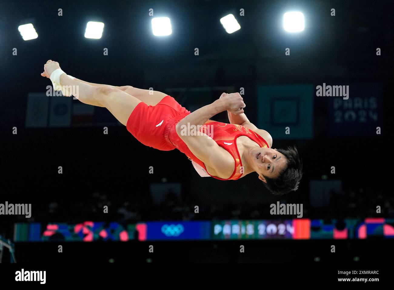 Sun Wei, of China, performs in the floor exercise during the men's artistic gymnastics team finals round at Bercy Arena at the 2024 Summer Olympics, Monday, July 29, 2024, in Paris, France. (AP Photo/Francisco Seco) Banque D'Images