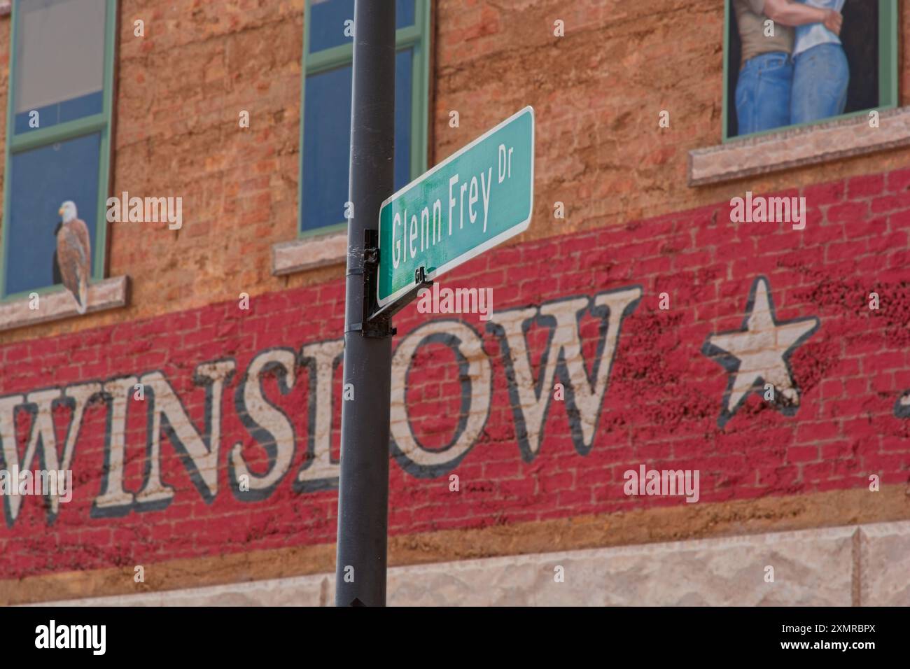 Panneau de rue honorant Glenn Frey au mémorial mural de briques de Winslow Arizona — avril 2024 Banque D'Images