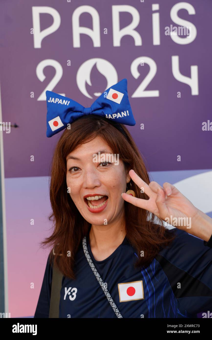 Paris 2024 et le Japon. Supporters japonais de l'équipe masculine de football du Japon lors des Jeux Olympiques de Paris 2024. Sortie du pied masculin Japon-Paraguay Banque D'Images