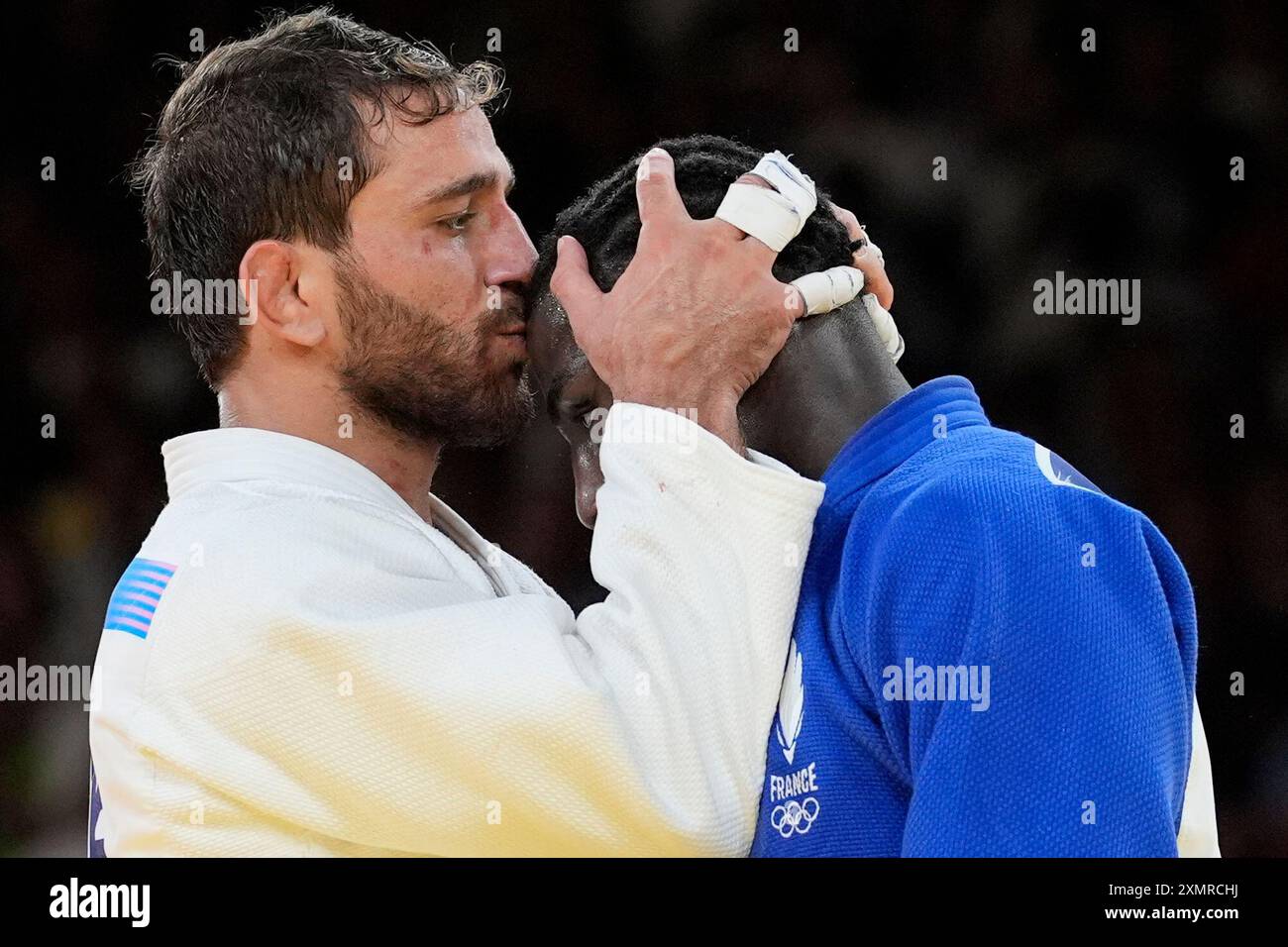 Azerbaijan's Hidayet Heydarov celebrates after defeating France's Joan-Benjamin Gaba, right, during their men -73 kg final match in team judo competition at Champ-de-Mars Arena during the 2024 Summer Olympics, Monday, July 29, 2024, in Paris, France. (AP Photo/Eugene Hoshiko) Banque D'Images