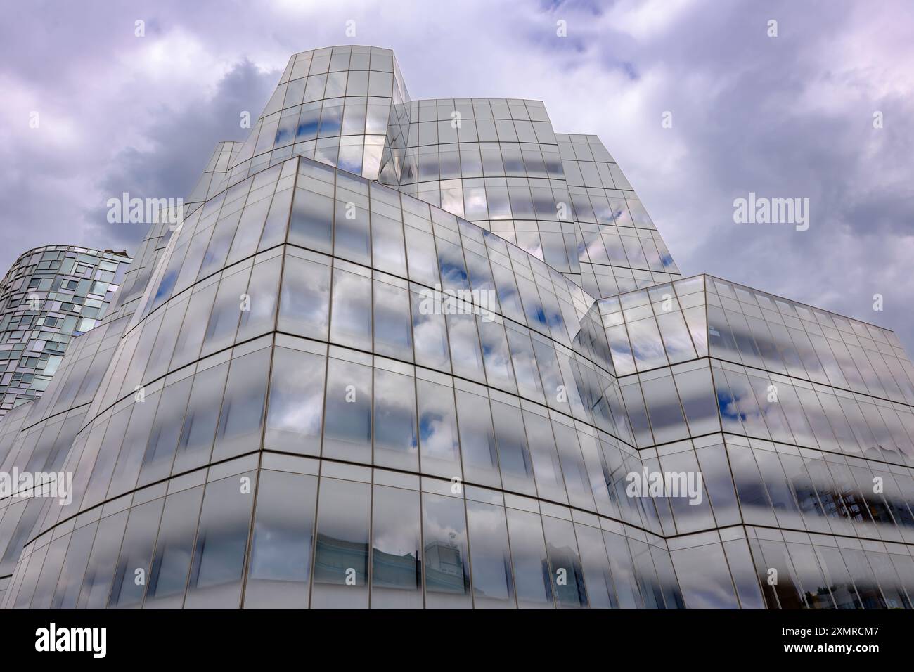 Un bâtiment en verre de grande hauteur qui compose l'horizon de Lower Manhattan, New York City - USA Banque D'Images