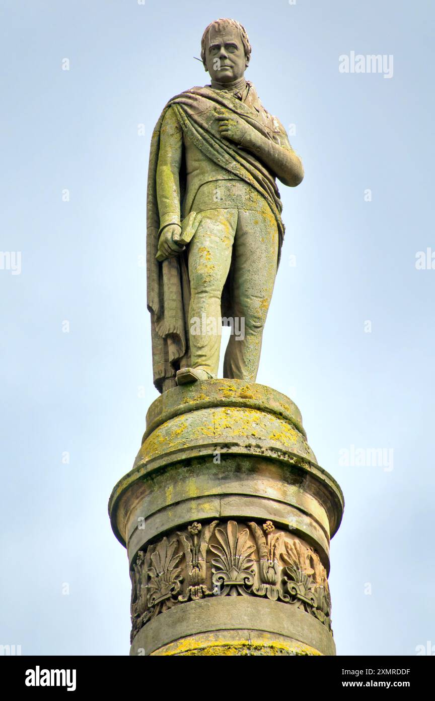 Glasgow, Écosse, Royaume-Uni. 29 juillet 2024 : situation critique des statues de George Square car elles sont réservées au stockage alors que la zone subit une rénovation massive. Les sculptures en bronze souffrent des attentions des mouettes locales avec peu de gens ayant le symbiol conique emblématique de la ville pour les protéger. La statue de walter scott sur sa haute plinthe relativement indemne protégée par la hauteur et des pointes sur l'arrière de sa tête. Il est clair qu'ils devront être restaurés lorsqu'ils seront représentés en 2025. Crédit Gerard Ferry /Alamy Live News Banque D'Images