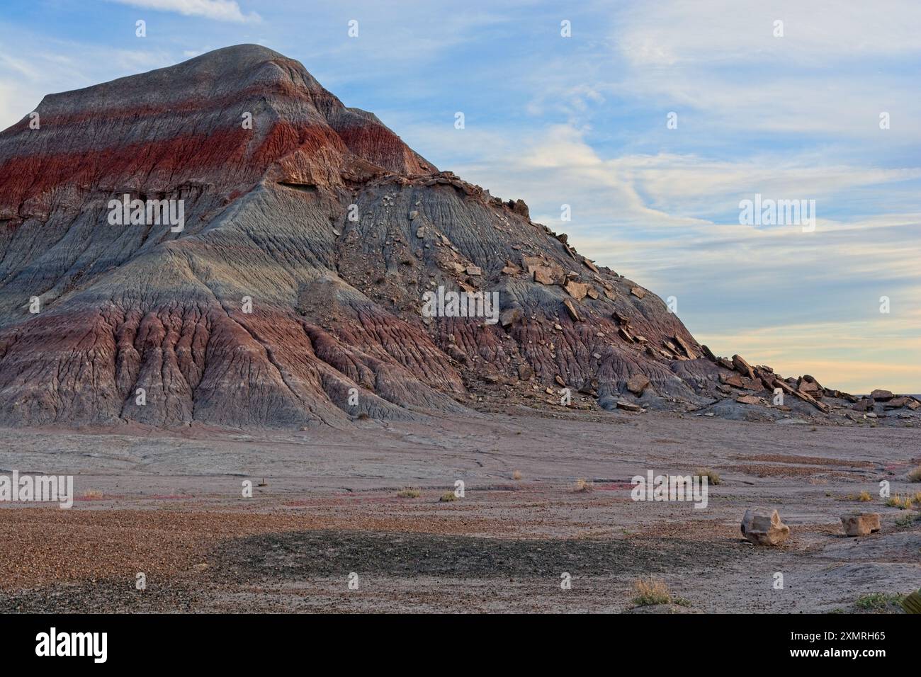 Badlands érodés multicolores mesa sous le ciel rempli de nuages tortueux dans la lumière de fin d'après-midi Banque D'Images