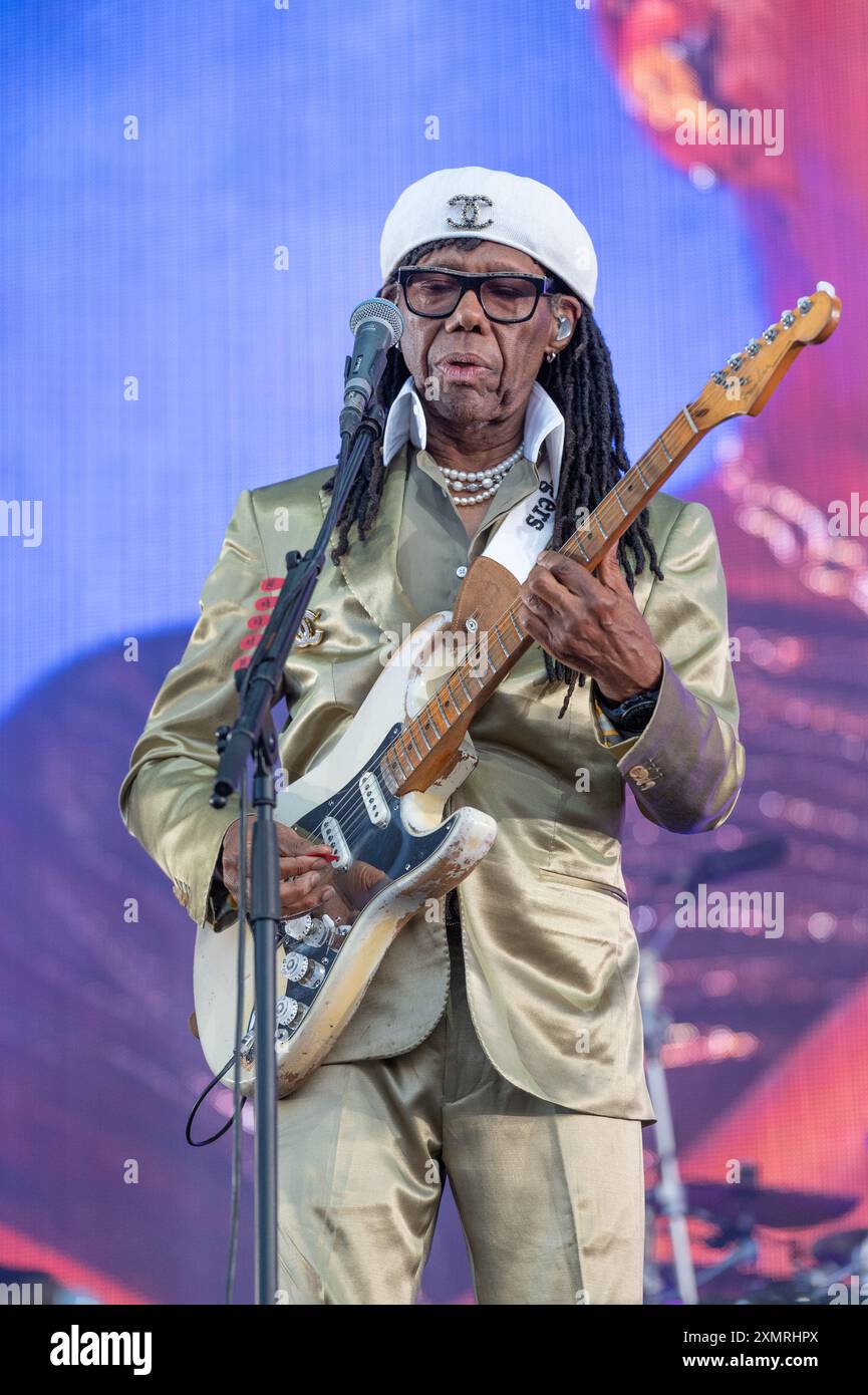 Niles Rogers et Chic se produisent le 4e jour au Latitude Festival 2024. Henham Park, Southwold, Suffolk, Royaume-Uni. 28 juillet 2024. Crédit : Gary Stafford/Alamy Live News Banque D'Images