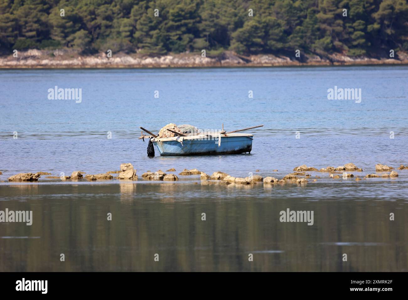 Bateau de pêche avec filets sur le lac. Banque D'Images