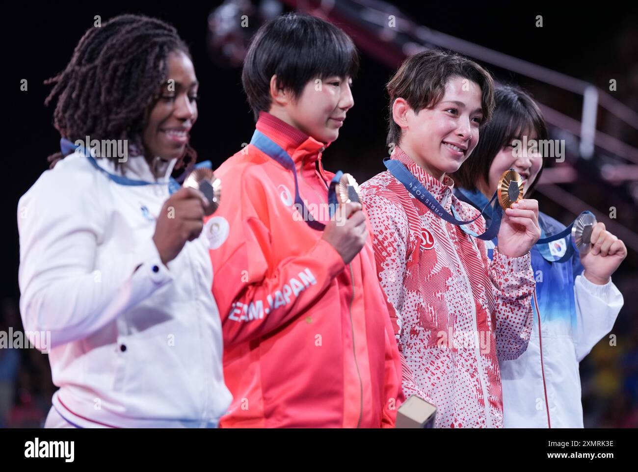 Paris, France. 29 juillet 2024. La médaillée d’or Christa Deguchi, du Canada, deuxième à droite, pose avec les médaillées de bronze Sarah-Leonie Cysique, de France, à gauche, et Haruka Funakubo, du Japon, et la médaillée d'argent Mimi huh, de Corée, à droite, après le championnat féminin de judo des moins de 57 kg aux Jeux olympiques d'été de 2024 à Paris, France, le lundi 29 juillet 2024. Crédit : la presse canadienne/Alamy Live News Banque D'Images