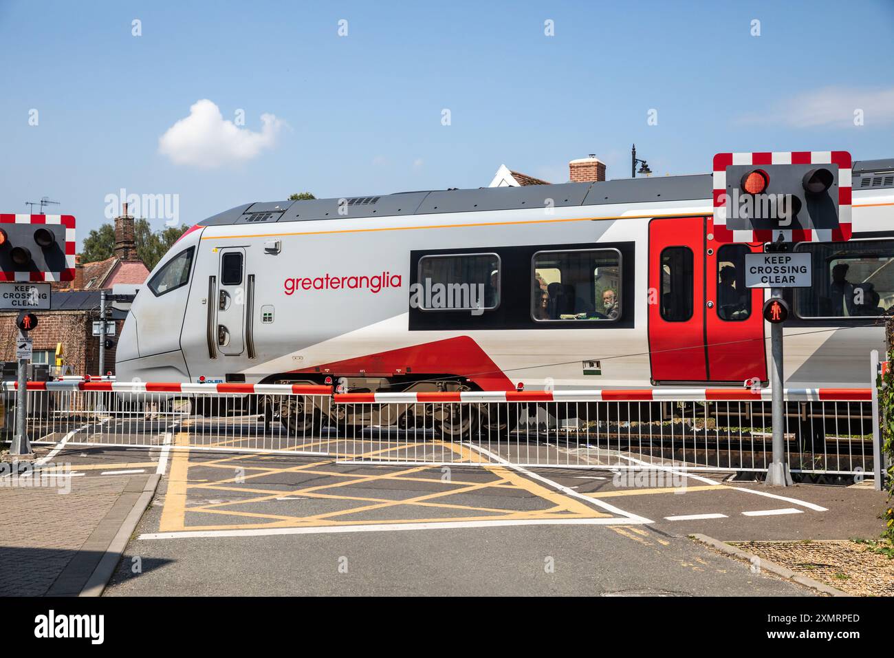 Greater Anglia train traversant un croisement en Woodbridge, Suffolk, Royaume-Uni Banque D'Images