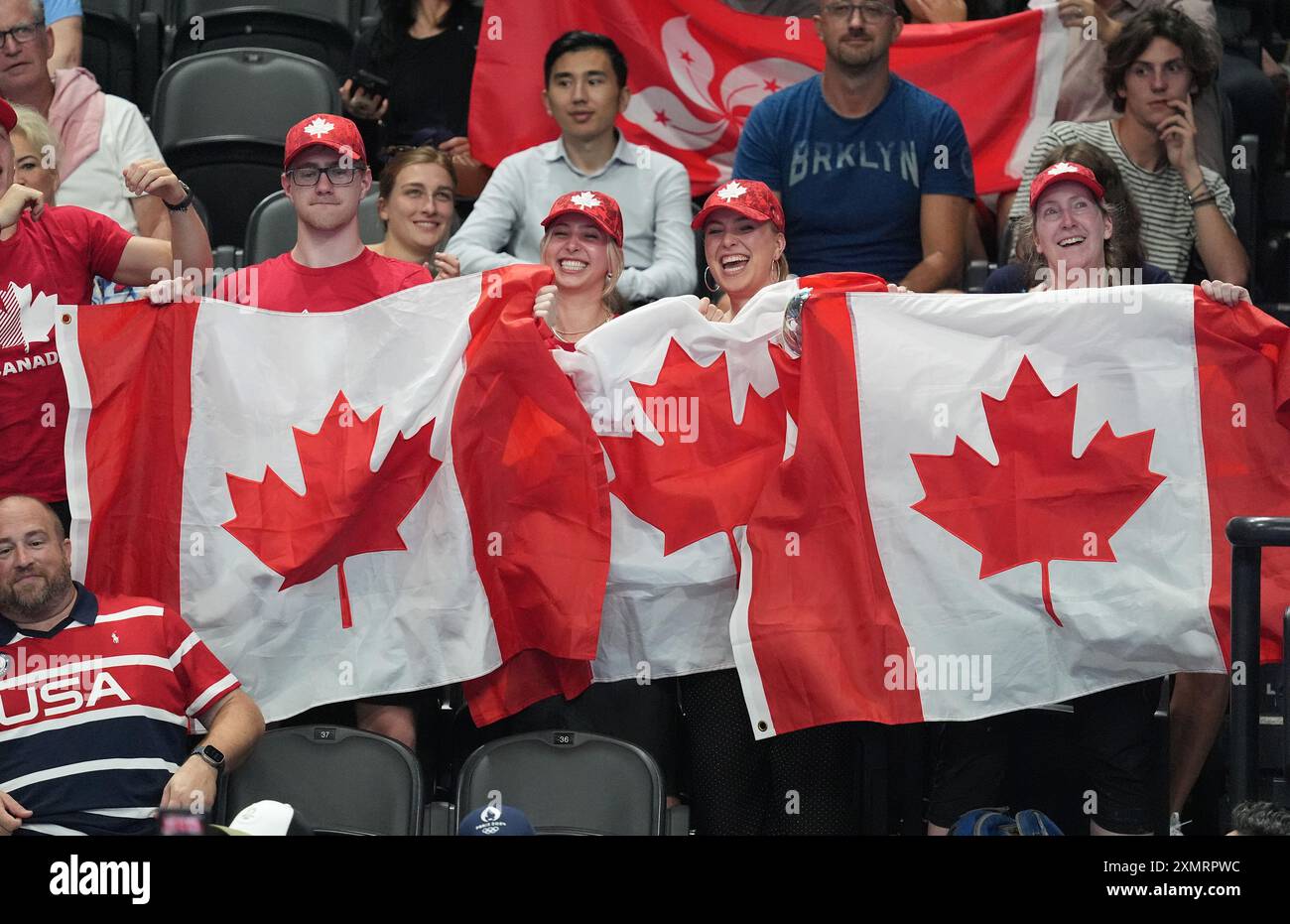 Paris, France. 29 juillet 2024. Les fans d’équipe Canada applaudissent avant le début de la compétition de natation aux Jeux olympiques de Paris 2024 à l’Arena le Défense à Paris, France, le lundi 29 juillet 2024. Photo de Richard Ellis/UPI crédit : UPI/Alamy Live News Banque D'Images