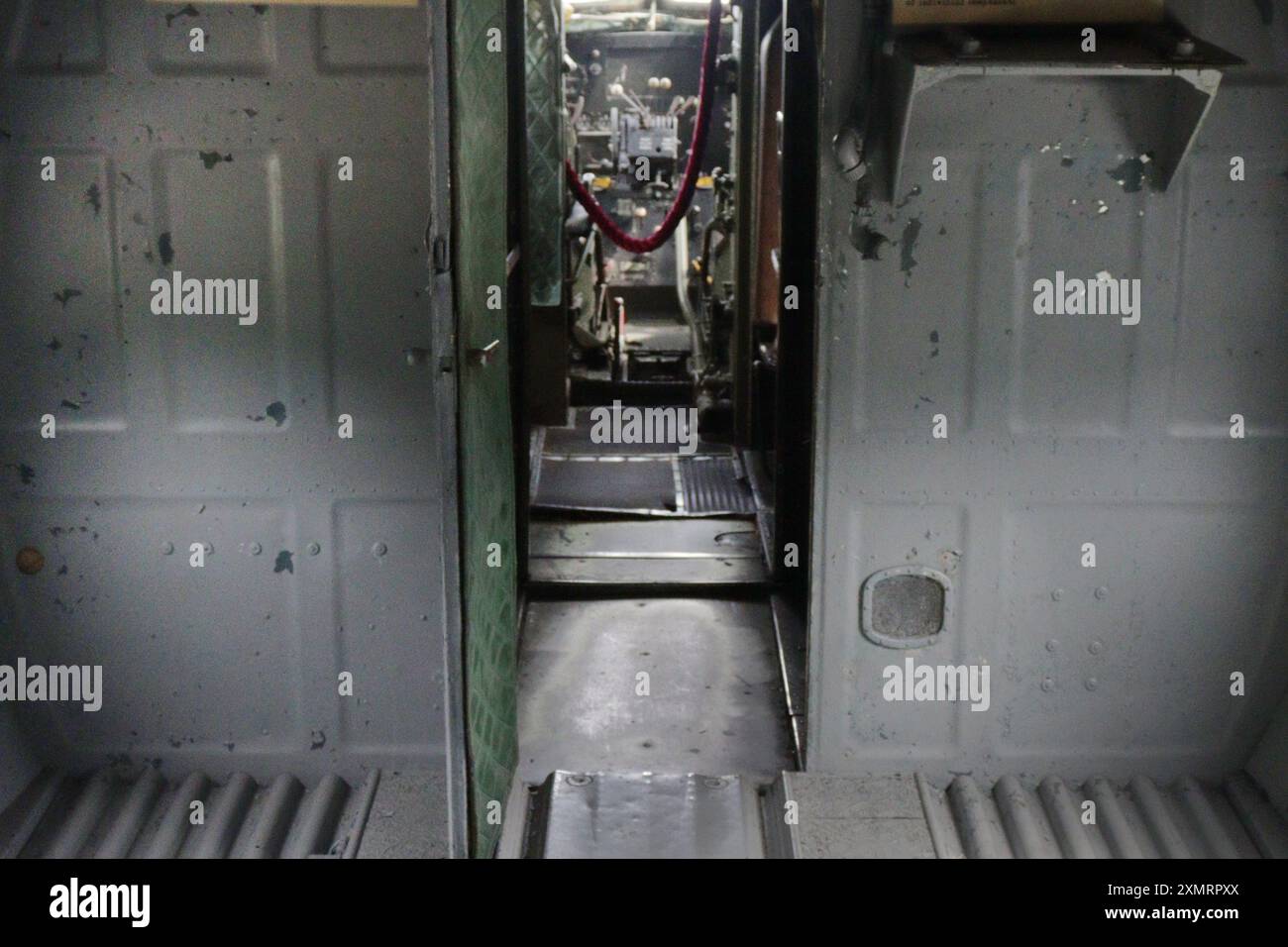 L'intérieur et le cockpit d'un ancien avion de transport militaire Douglas abandonné. Banque D'Images
