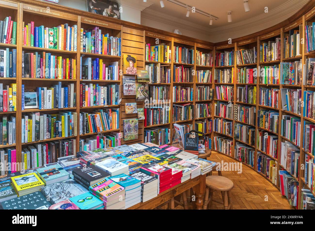 Étagères et présentoir de livres dans la boutique Topping and Company, St Andrews, Fife, Écosse, Royaume-Uni Banque D'Images
