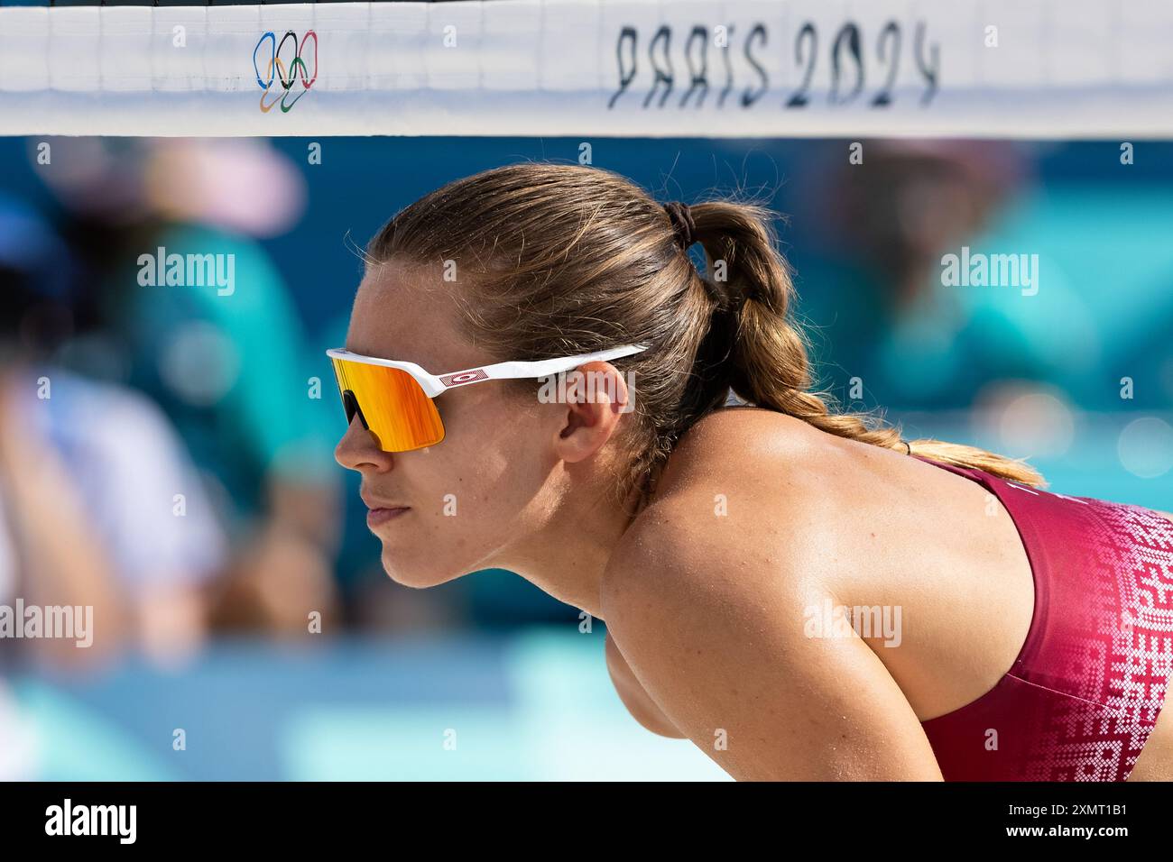 Paris, France, 29 juillet 2024. Tina Graudina, de Lettonie, regarde les manches préliminaires féminines de Beach volley lors du match des Jeux Olympiques de Paris 2024 entre Tina Graudina et Anastasija Samoilova, de Lettonie, et Zoe Verge-Depre et Esmee Boebner, de Suisse, au stade de la Tour Eiffel le 29 juillet 2024 à Paris, France. Crédit : Pete Dovgan/Speed Media/Alamy Live News Banque D'Images