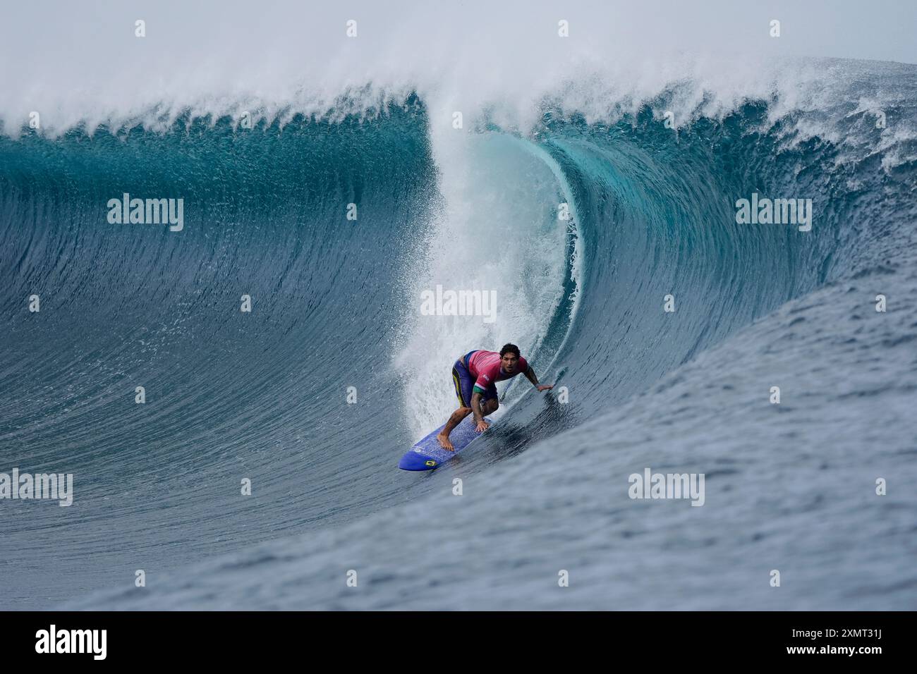 Gabriel Medina, of Brazil, rides a wave during the third round of the 2024 Summer Olympics surfing competition Monday, July 29, 2024, in Teahupo'o, Tahiti. (AP Photo/Gregory Bull) Banque D'Images