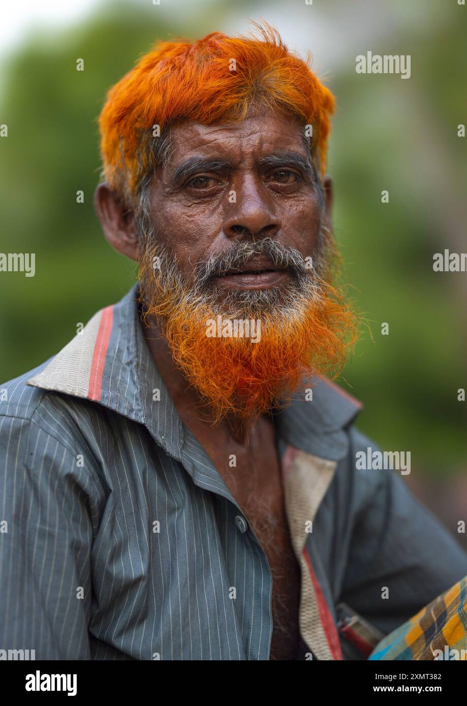 Portrait d'un homme bangladais avec une barbe teinte au henné, Khulna Division, Jessore, Bangladesh Banque D'Images