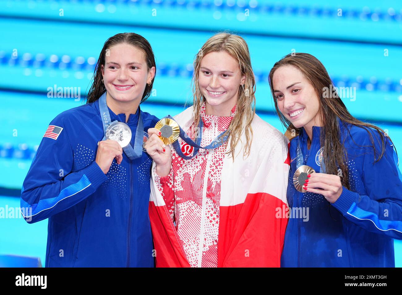 Le canadien Summer McIntosh (au centre), les américaines Katie Grimes (à gauche) et Emma Weyant (à droite) célèbrent avec leurs médailles le médaillé individuel féminin du 400 m à l'aréna la Défense de Paris, le troisième jour des Jeux olympiques de Paris 2024 en France. Date de la photo : lundi 29 juillet 2024. Banque D'Images